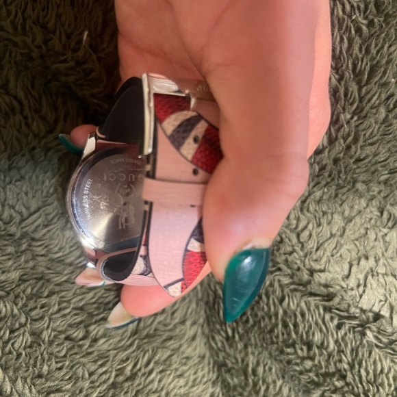 WOMENS Gucci Watch. Brand new. Never worn. Comes with box. - Picture 6 of 8